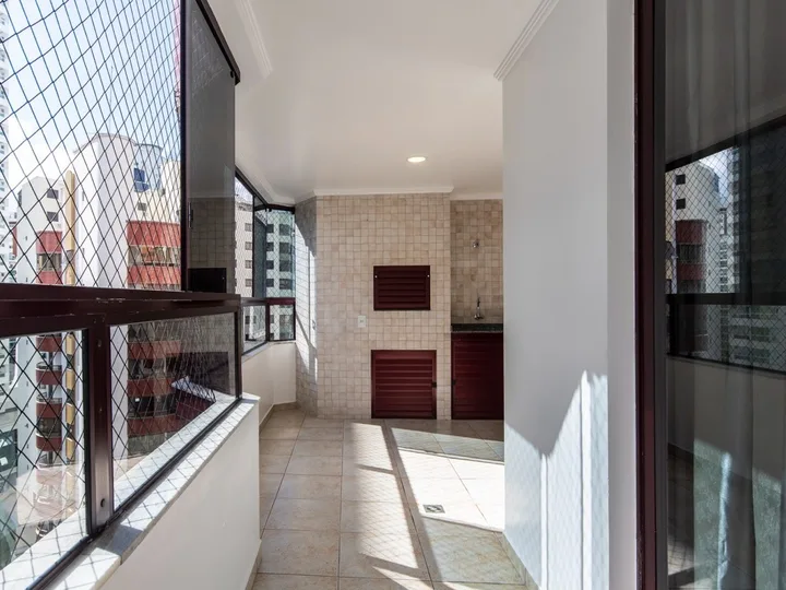 Apartamento diferenciado com 5 suítes
