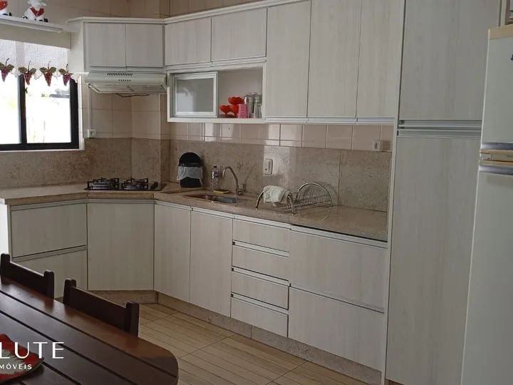 Apartamento á venda com 3 dormitórios no Centro.
