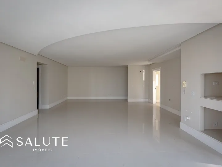 Apartamento central com 3 suítes e 3 vagas