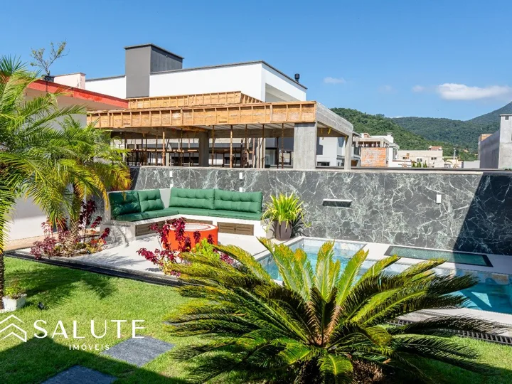 Casa à venda 3 suítes em Camboriú