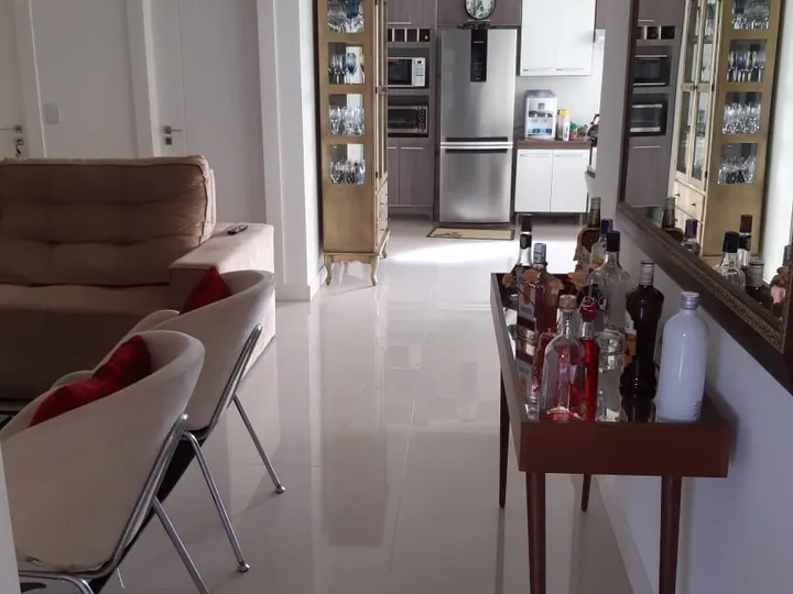 Apartamento a 300 metros do mar com 4 suítes
