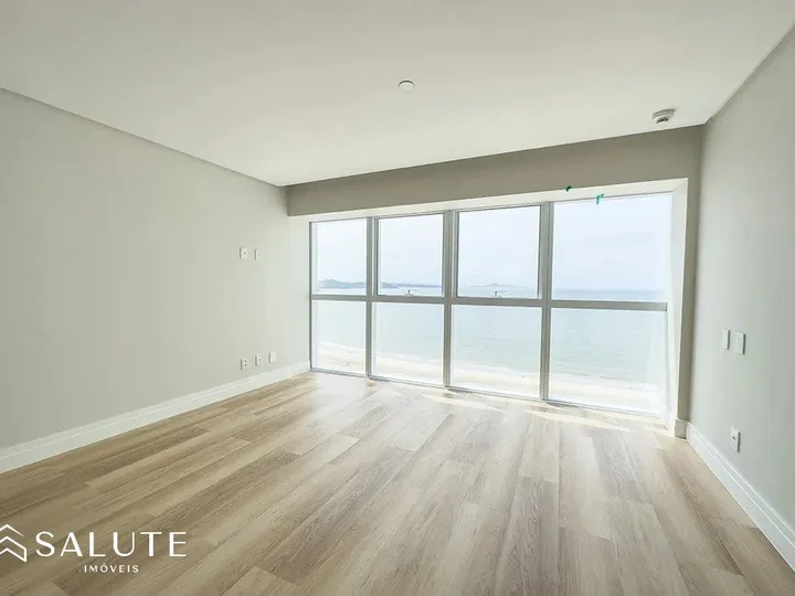 Apartamento à Venda com 4 Suítes na Barra Sul