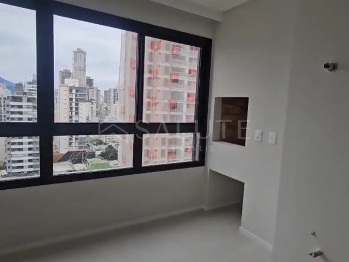 Apartamento à venda 3 suítes na Meia Praia