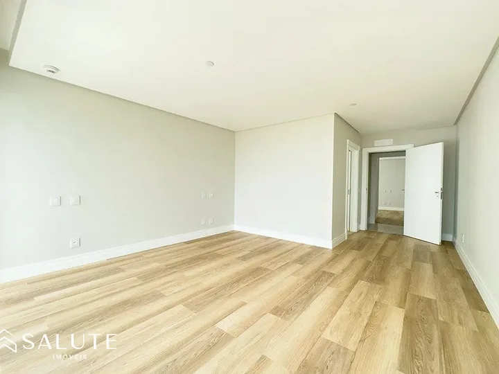 Apartamento à Venda com 4 Suítes na Barra Sul