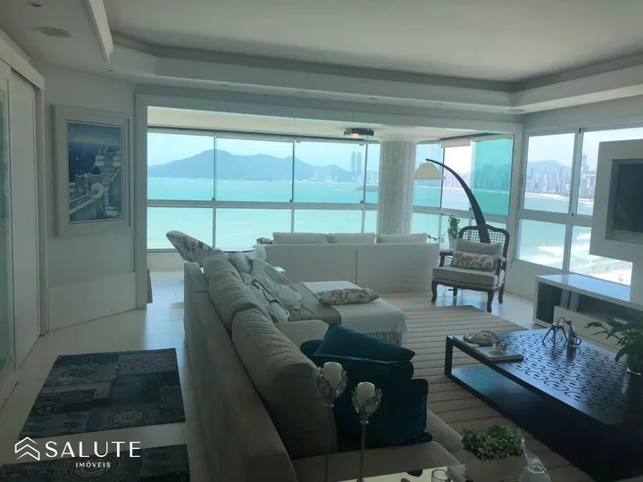 Apartamento á venda com 3 Suítes no Centro