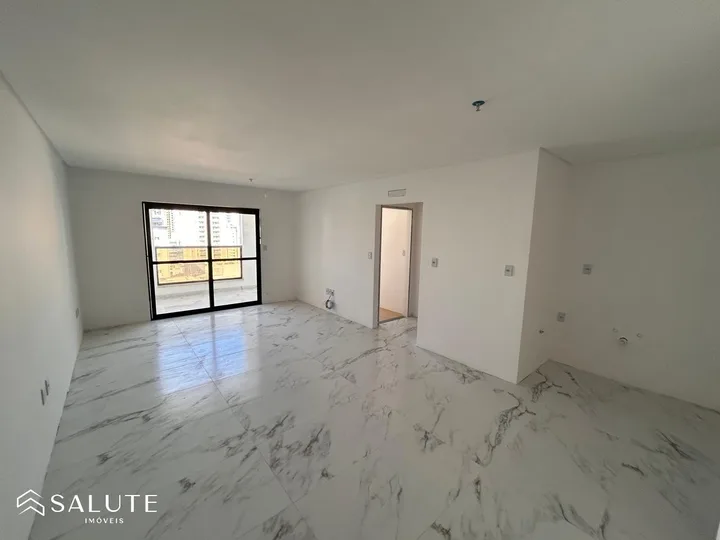 Apartamento à Venda com 2 Suítes no Centro.