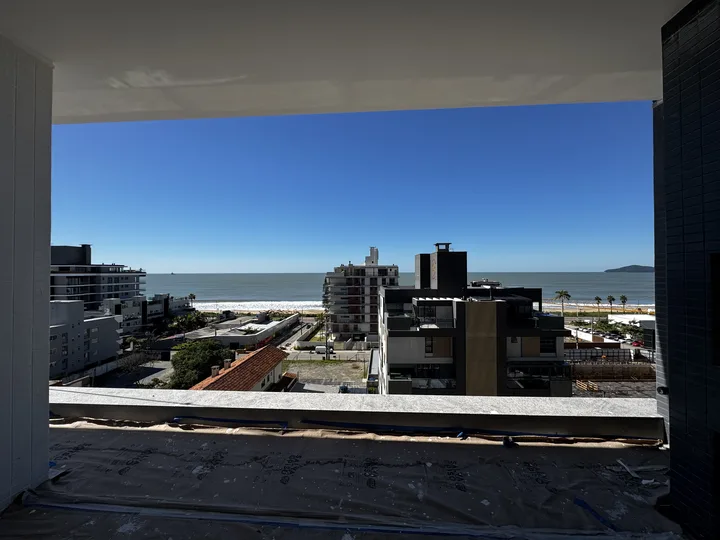 Apartamento à Venda com 4 suítes na Praia Brava.