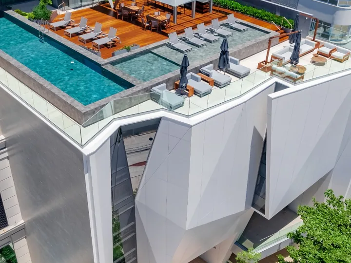 Apartamento a venda com 4 suítes na Barra Sul
