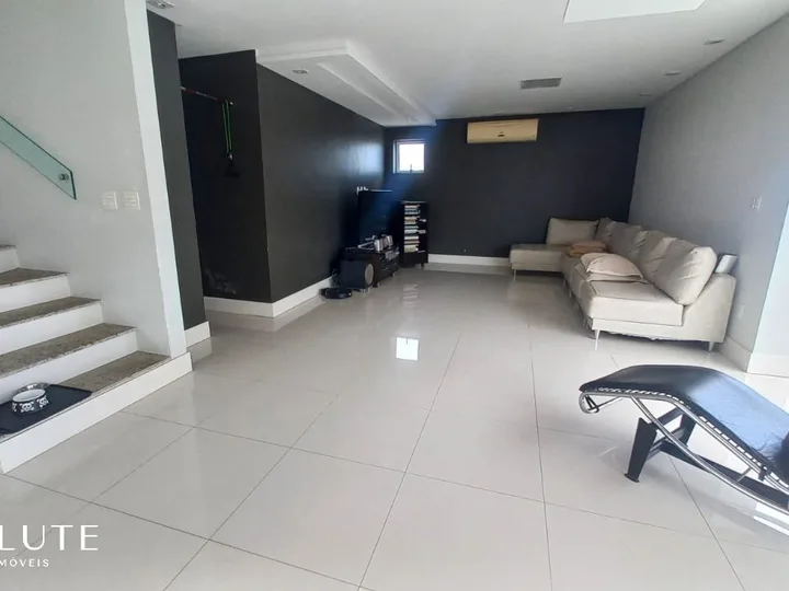 Cobertura aluguel anual com 3 Suítes no Centro.