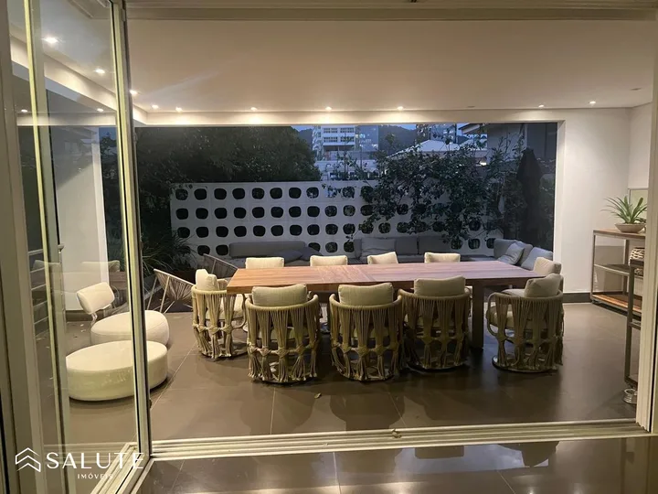 Casa em Condomínio á Venda com 5 Suítes.