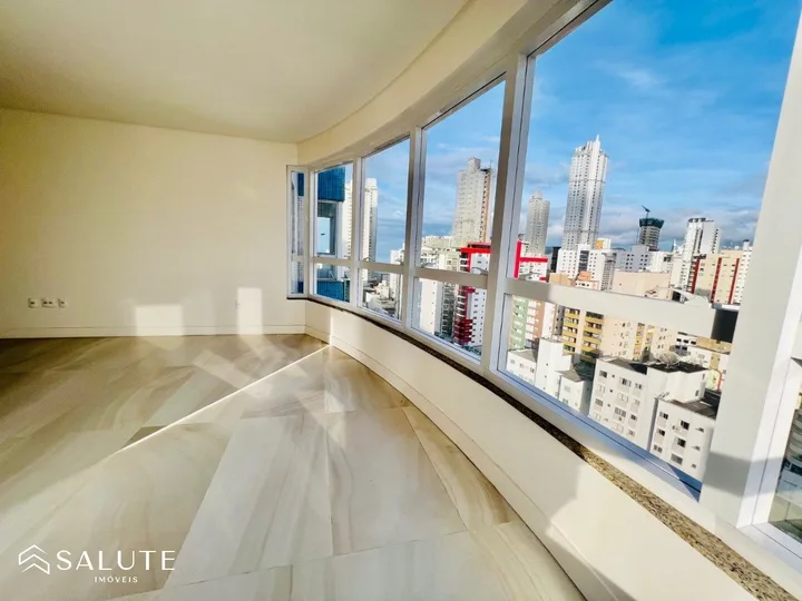 Apartamento à venda com 3 Suítes no Centro