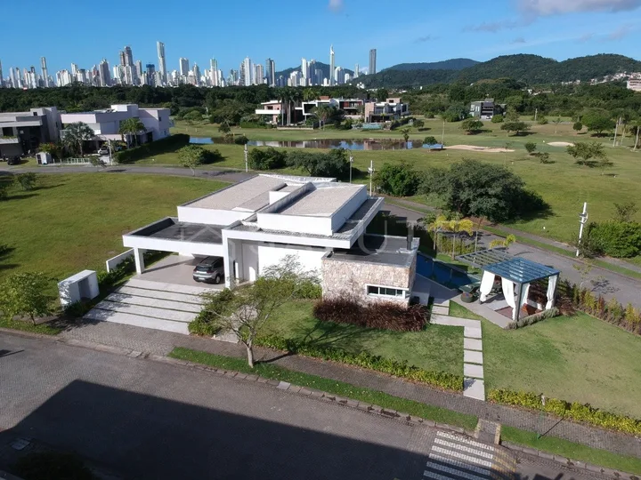 Casa em condomínio à venda 4 suítes em Camboriú