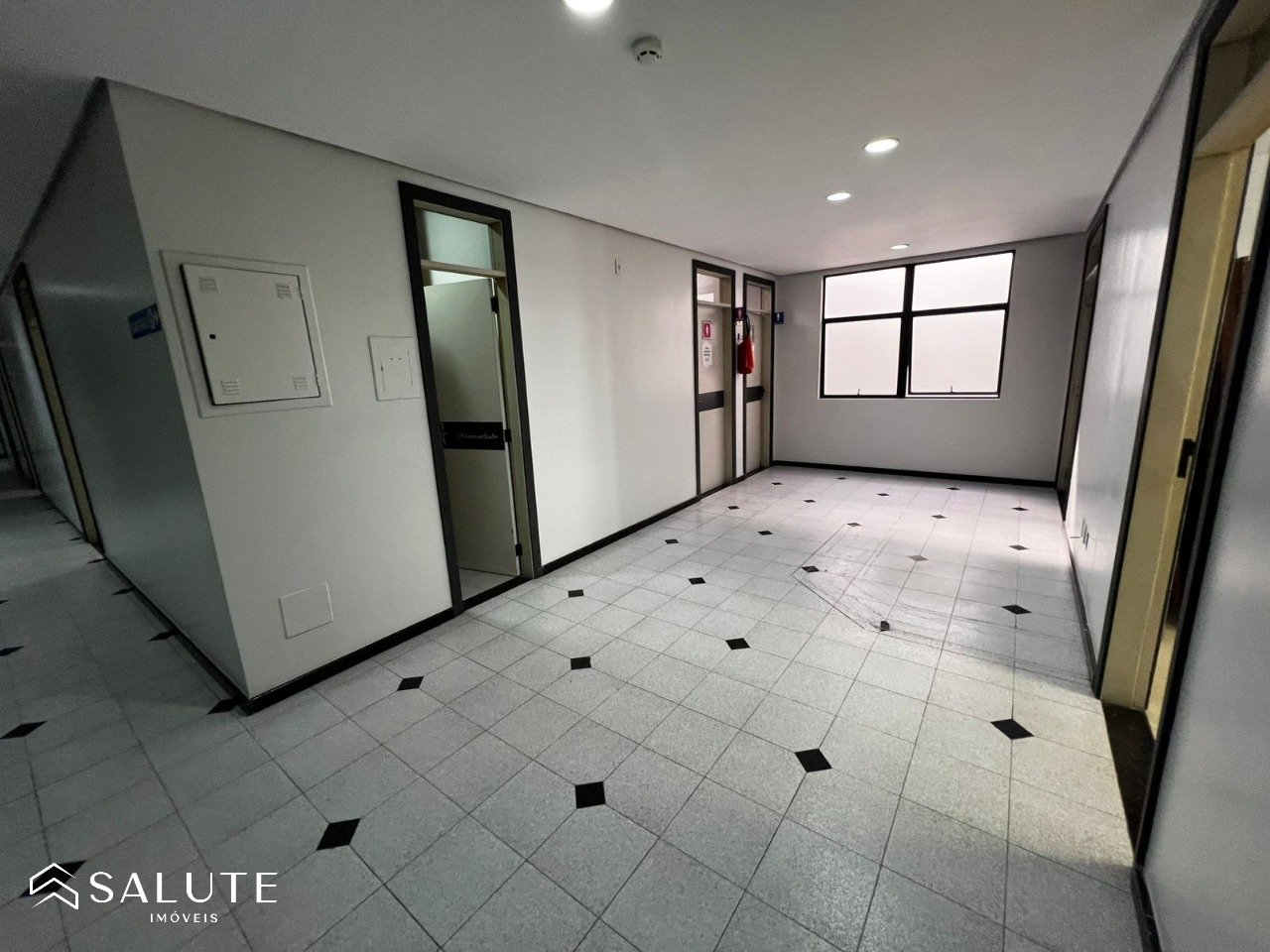 Sala Comercial aluguel anual Centro de Itajaí