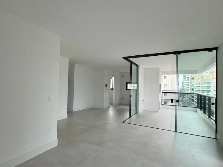 Apartamento à venda com 3 suítes na Meia Praia