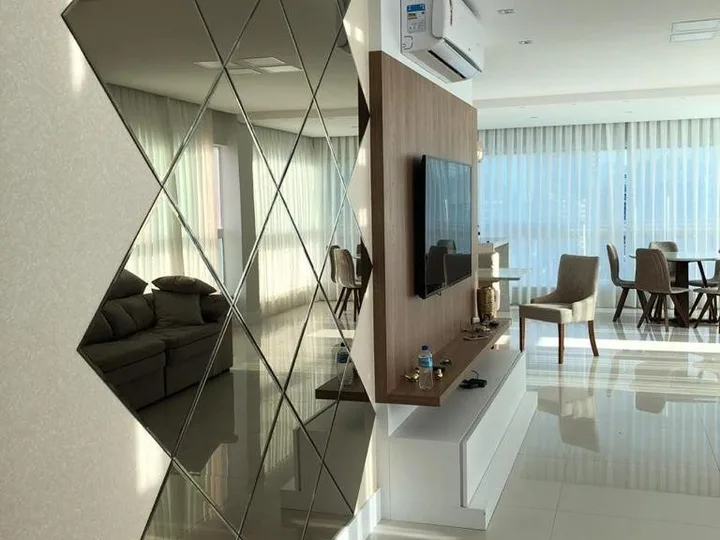 Apartamento à venda com 5 suítes em Meia Praia