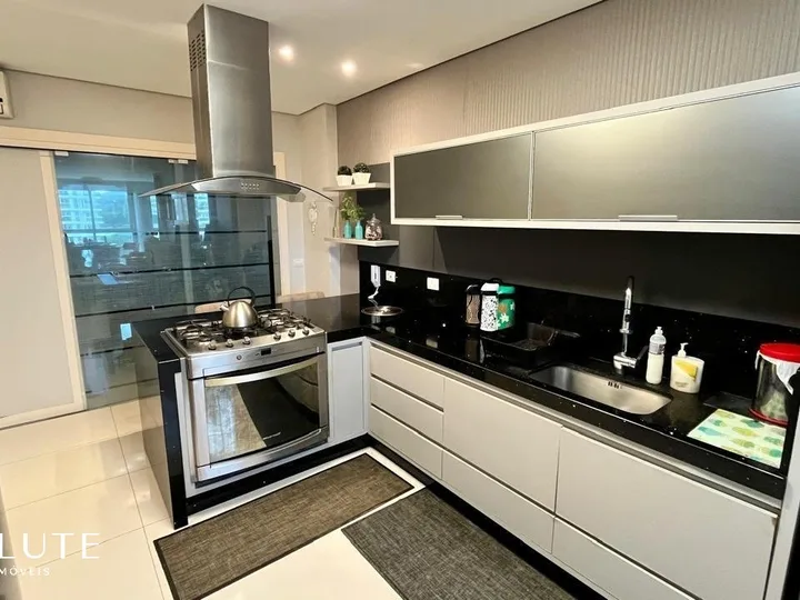 Apartamento à venda com 4 suítes na Praia Brava