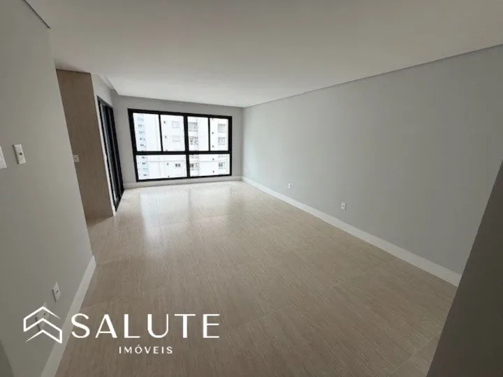 Apartamento à venda com 3 Suítes no Centro