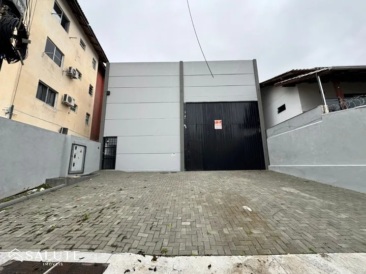 Galpão para locação anual 250m² no Municípios