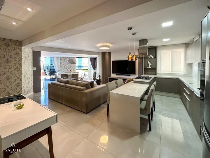 Apartamento à venda com 4 dormitórios na Barra Sul