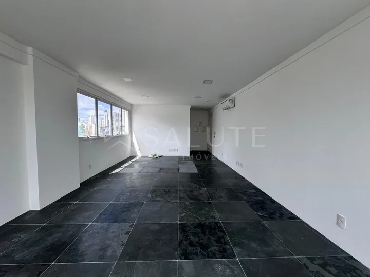 Sala Comercial aluguel anual no Pioneiros