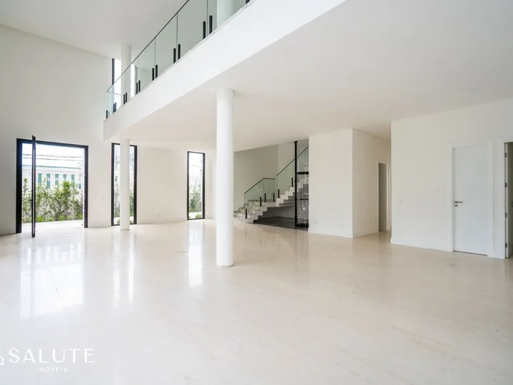 Casa à venda com 5 suítes na Praia Brava