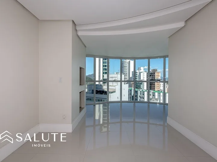 Apartamento central com 3 suítes e 3 vagas