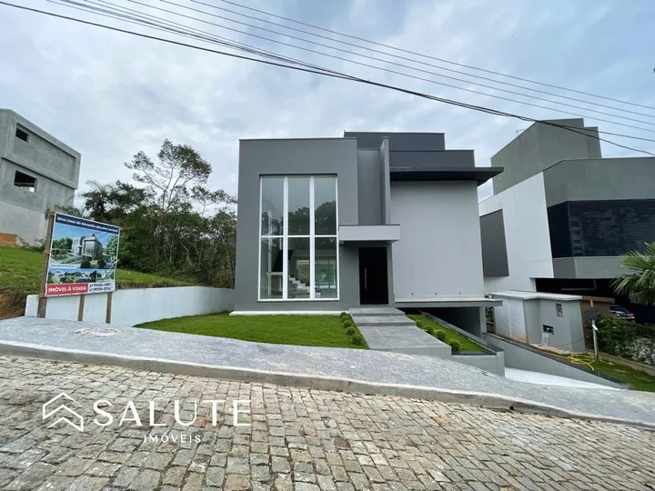 Excelente Casa em Condomínio de Alto Padrão