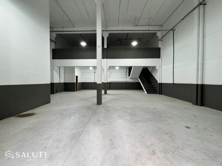 Galpão para locação anual 250m² no Municípios