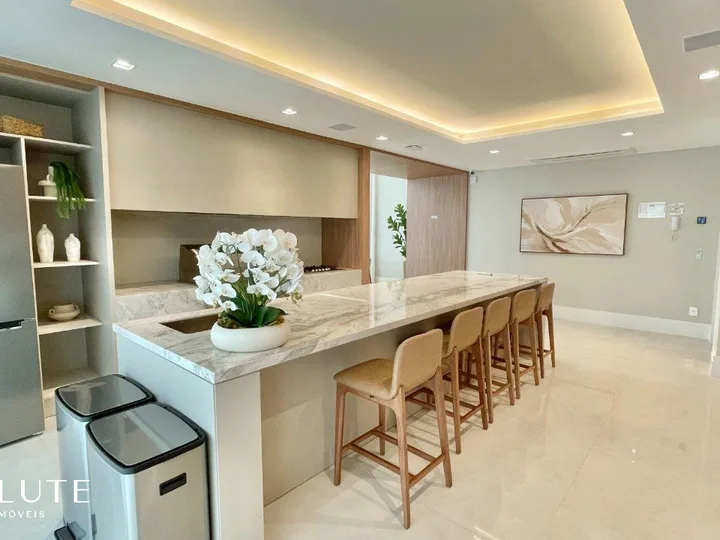 Apartamento á venda com 4 dormitórios no Centro.