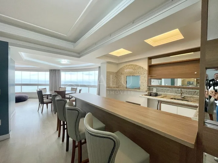 Apartamento à venda frente mar na Barra Sul