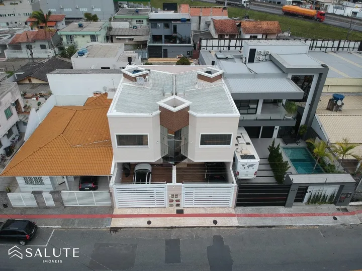 Casa à Venda com 3 Suítes no Centro