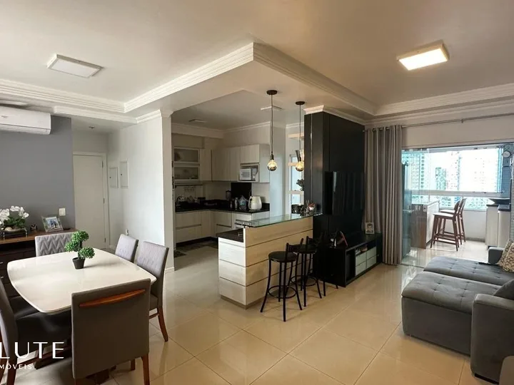 Apartamento á Venda com 3 Dormitórios no Centro