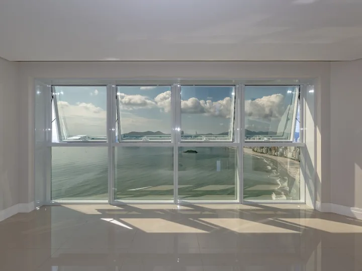 Apartamento 3 suítes frente mar.