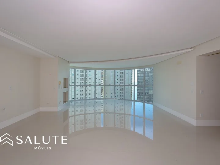 Apartamento central com 3 suítes e 3 vagas