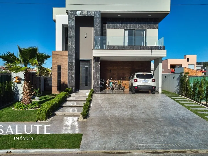 Casa em condomínio.