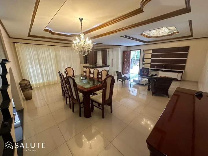 Casa à venda com 5 dormitórios no Nações
