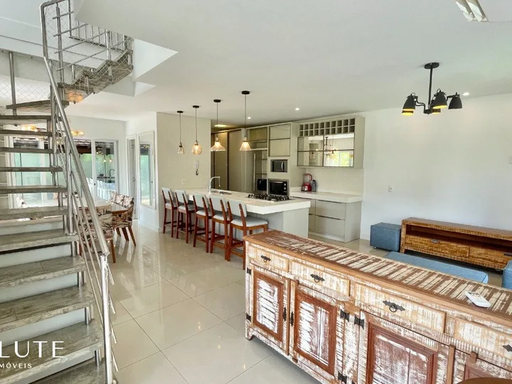 Casa à venda com 3 dormitórios na Barra