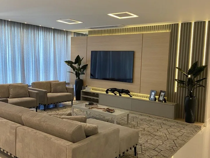 Apartamento à venda com 4 suítes na Barra Sul