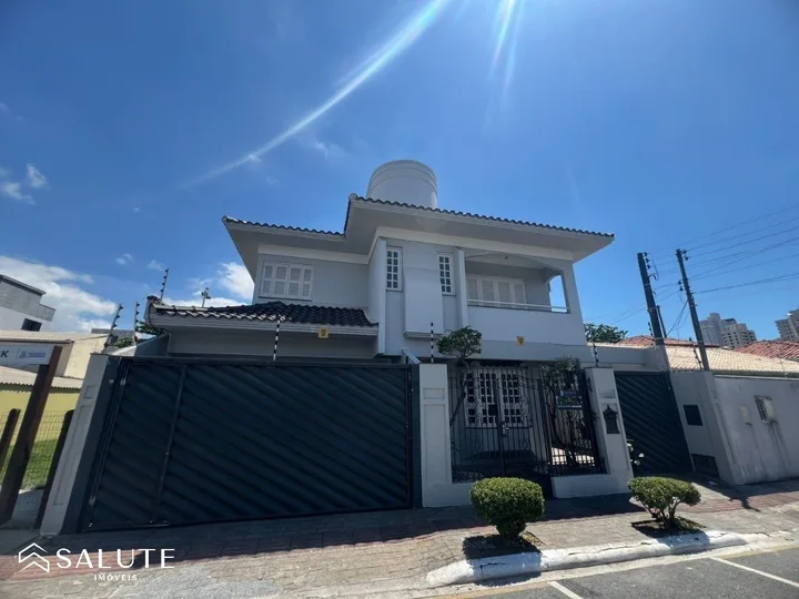 Casa à venda com 2 dormitórios no Centro