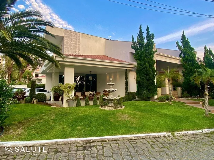 Casa à venda com 3 suítes na Praia Brava