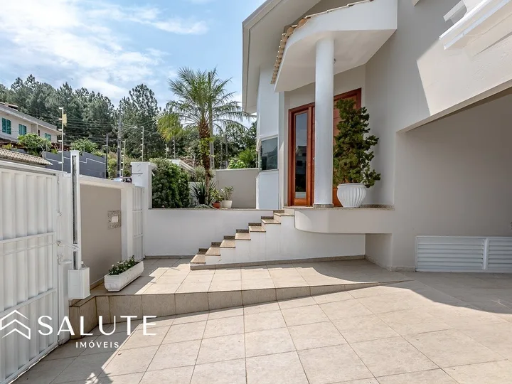 Casa com 3 suítes e piscina privativa
