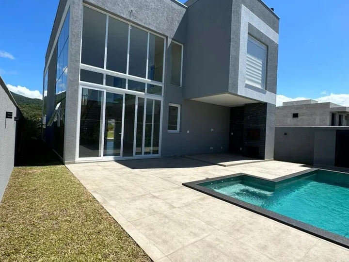Casa à venda com 3 suítes em Camboriú