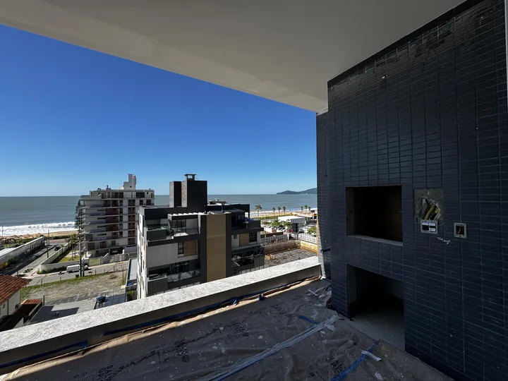 Apartamento à Venda com 4 suítes na Praia Brava.