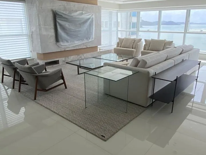 Apartamento à venda com 5 suítes na Barra Sul
