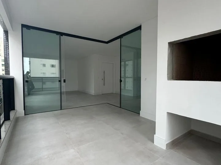 Apartamento à venda com 3 suítes na Meia Praia
