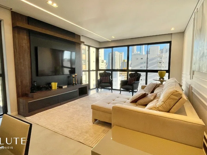Apartamento à venda com 3 suítes no Pioneiros