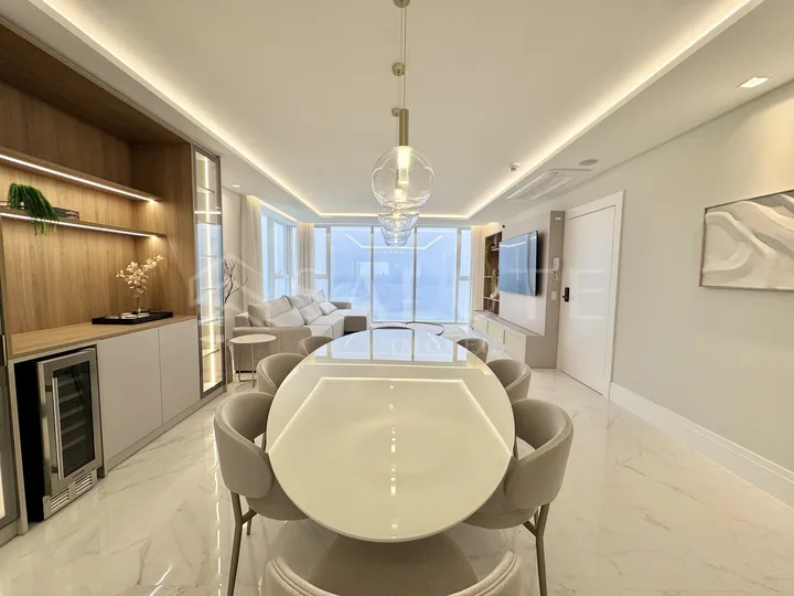Apartamento locação anual 4 suítes no Centro