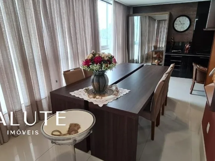 Apartamento á venda com 04 suítes Frente Mar