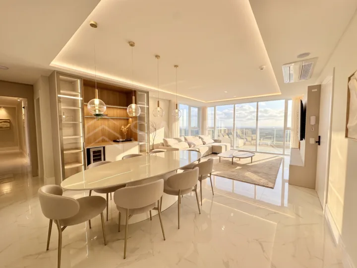 Apartamento locação anual 4 suítes no Centro