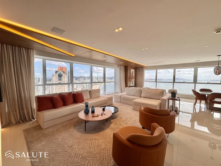 Apartamento à venda com 4 suítes na Barra Sul